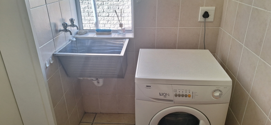 To Let 5 Bedroom Property for Rent in Bluewater Bay Western Cape